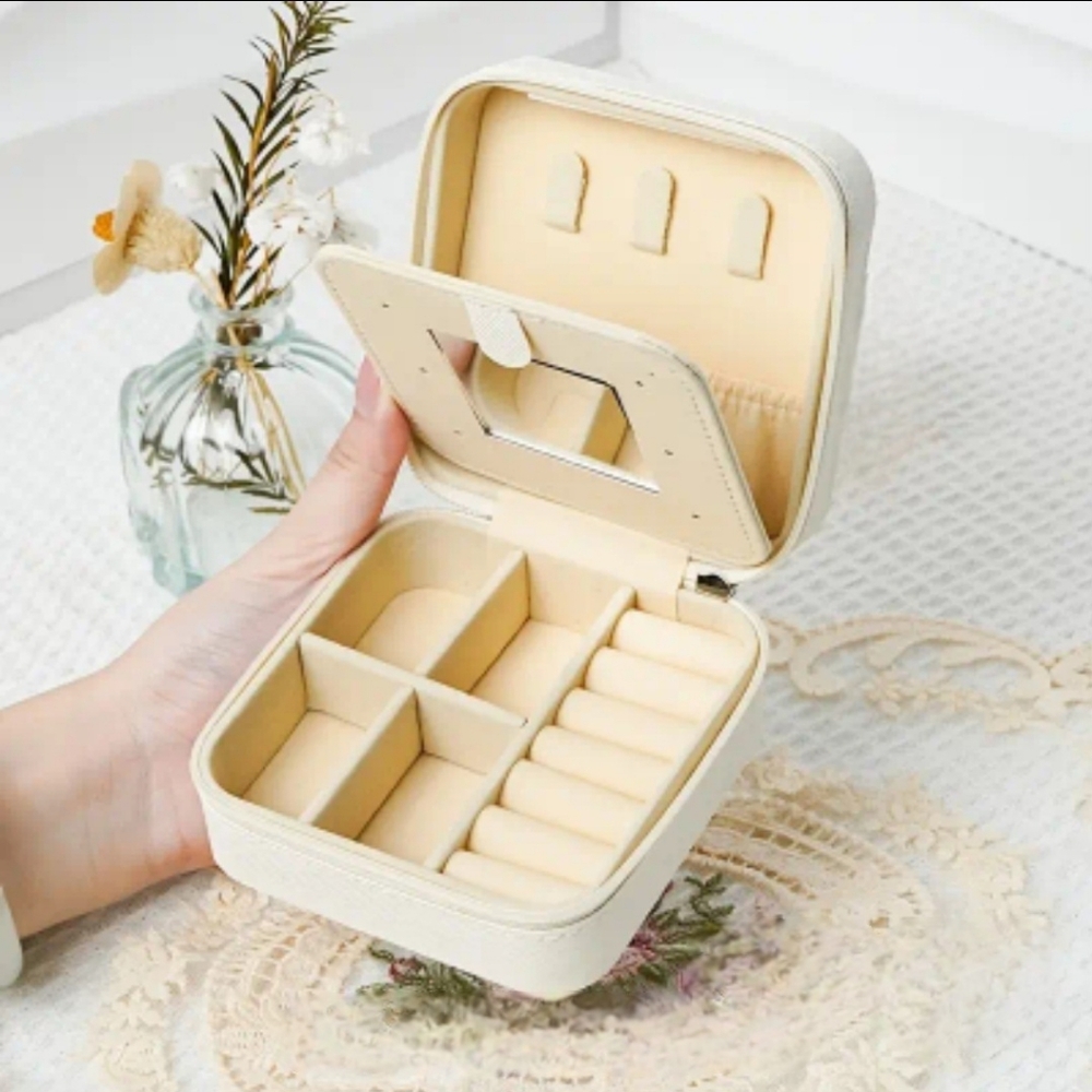 🌍Off White Travel Jewelry Organizer Box NWT